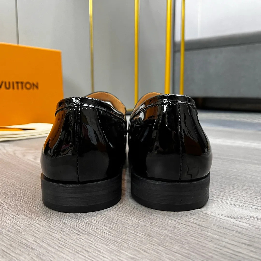 Factory price: 520💰-(LV) men’s formal leather shoes! Genuine molded horsebit, a classic must-have for your shoe cabinet! The feet are particularly delicate! This Gucci original version is a set last, and we are consistent with the counter! Therefore, it is more comfortable in terms of last shape and comfort! Take it to the counter and compare at will! Good shoes are more than just what they make! But grasp the essence from the inside out! Material: Imported first-layer cowhide! Genuine leather outsole imported from Italy, size: 39-44 (38/45 customized, non-refundable)